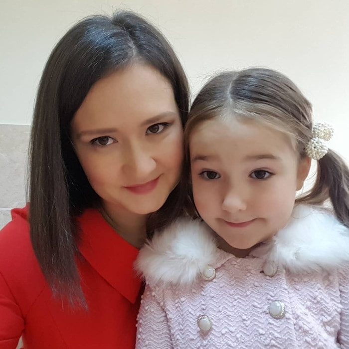 Được biết, mẹ của Bella - chị Yulia tiết lộ mình bắt đầu dạy con gái các thứ tiếng từ khi cô bé mới lên hai. Hai mẹ con bắt đầu với tiếng Anh nhưng ngay khi nhận thấy khả năng về ngôn ngữ của con, chị đã mạnh dạn cho con học thêm các ngôn ngữ khác.