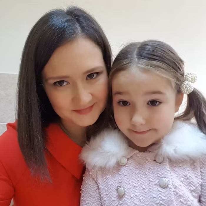 Được biết, mẹ của Bella - chị Yulia tiết lộ mình bắt đầu dạy con gái các thứ tiếng từ khi cô bé mới lên hai. Hai mẹ con bắt đầu với tiếng Anh nhưng ngay khi nhận thấy khả năng về ngôn ngữ của con, chị đã mạnh dạn cho con học thêm các ngôn ngữ khác.