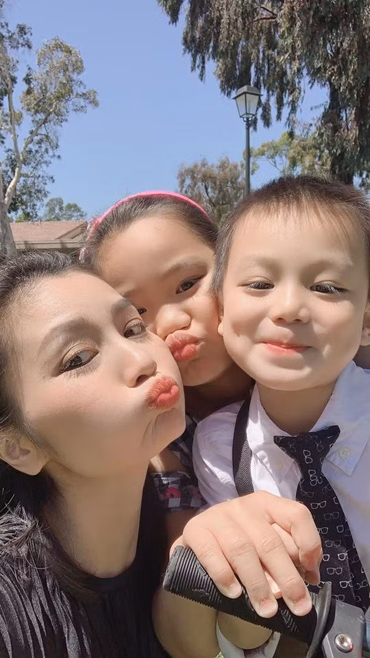 Diệu Hương chia sẻ dịp 30/4 và 1/5 năm nay là lần đầu tiên không được đi đâu, kỳ nghỉ tại gia nhưng lại đúng như các con mong ước: mẹ không dùng điện thoại, dành toàn bộ thời gian cho các con.