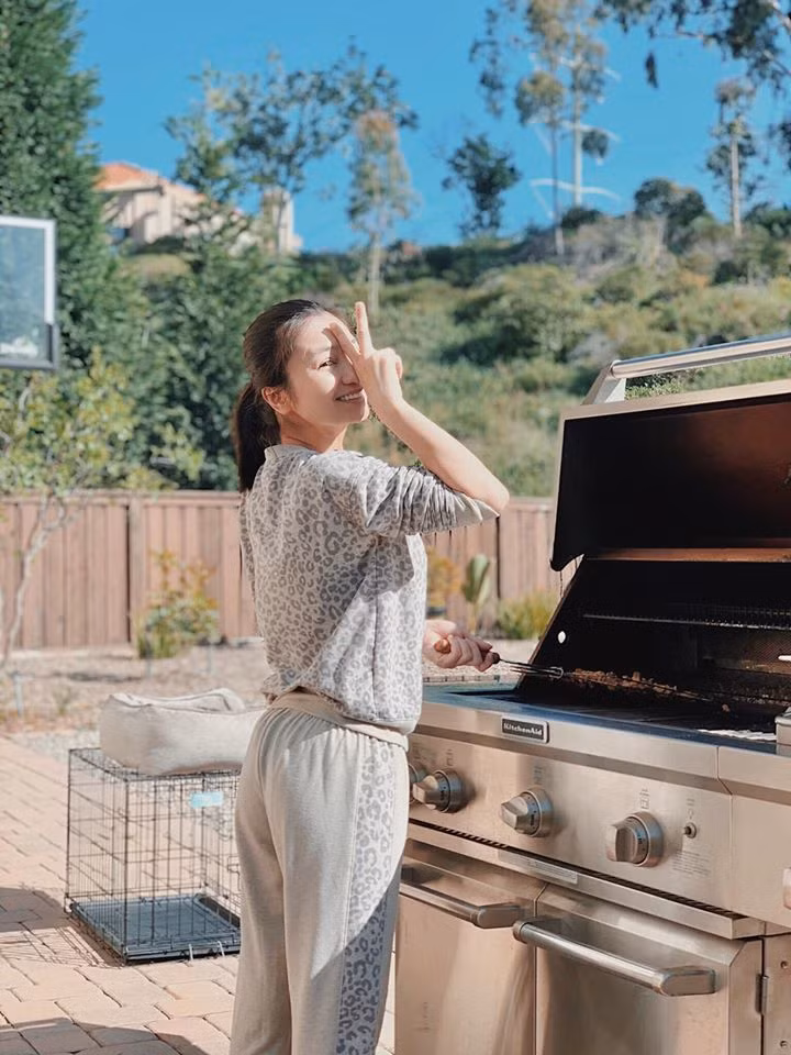Diễn viên Diệu Hương thường xuyên chia sẻ những bức ảnh đời thường ngập tràn hạnh phúc ở trời Tây. Trong ảnh, nữ diễn viên đang nướng chả để làm món bún chả truyền thống trong vườn nhà.
