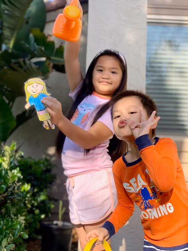 Hai con của nữ diễn viên hiện vẫn đang nghỉ học vì dịch COVID-19 nên chỉ chơi trong nhà.