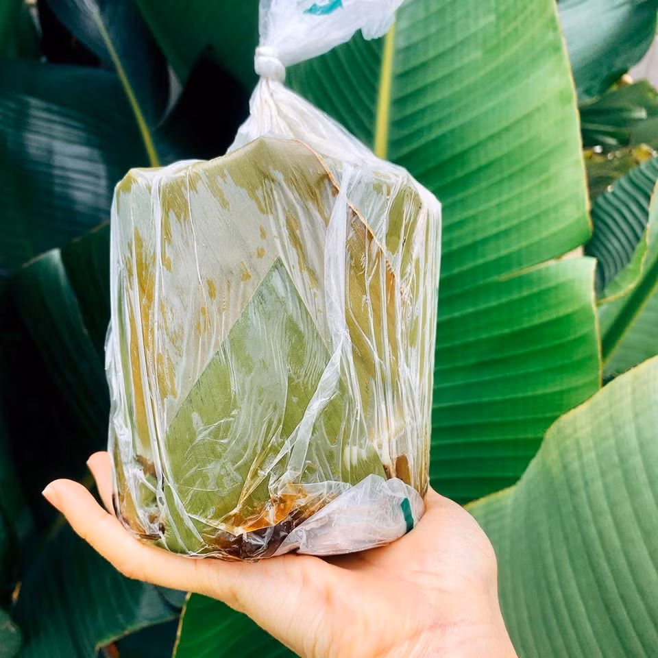 Vốn yêu thích nấu ăn nên Diệu Hương tận dụng lá chuối trong vườn nhà để gói giò.