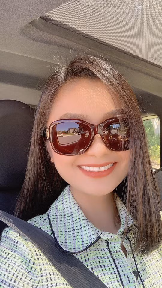 Mỗi tuần cô thường lái xe đi khoảng 25 phút đi chợ Việt. Ngay khi sang Mỹ nữ diễn viên đã ôn luyện để thi lấy bằng lái xe.