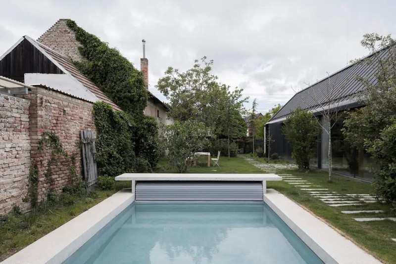 Hồ bơi và sân vườn đặt phía trước dành cho cả gia đình giải trí vào dịp cuối tuần.