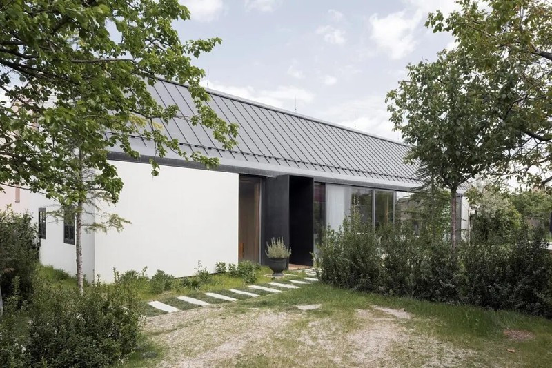 Nhìn bên ngoài, nhà 3 gian có hình dáng đơn giản, phù hợp với tính cách của chủ sở hữu.