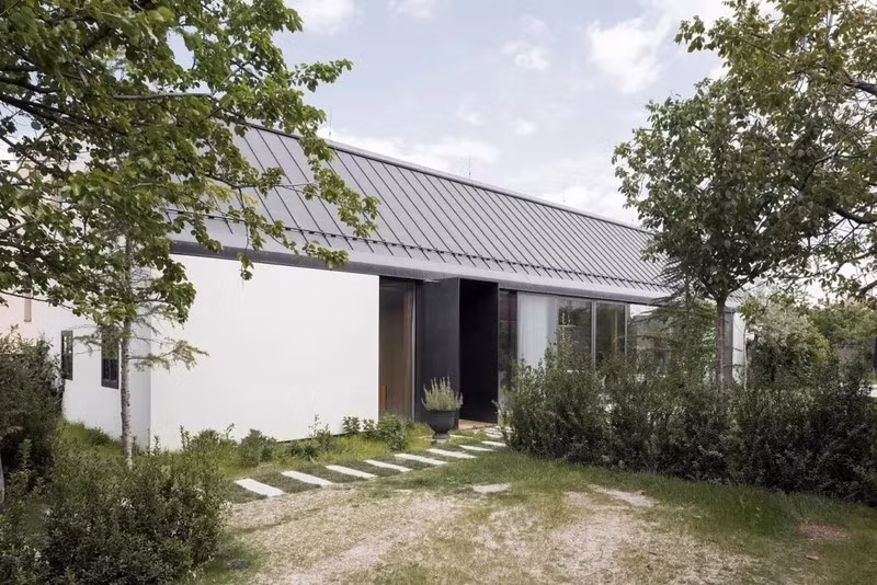 Nhìn bên ngoài, nhà 3 gian có hình dáng đơn giản, phù hợp với tính cách của chủ sở hữu.