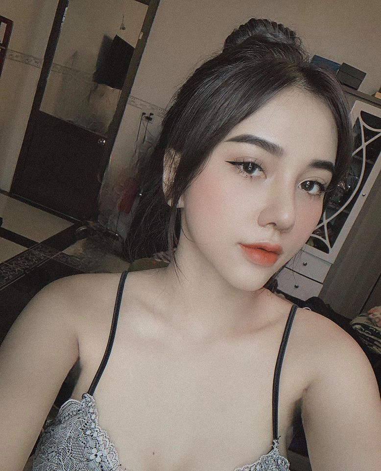 Cụ thể, tờ này đăng tải hình ảnh của Gia Hân kèm dòng bình luận: “Trước một đối thủ không còn cơ hội đi tiếp như CHDCND Triều Tiên, U23 Việt Nam lại để thua. Có mặt trên khán đài, các fan nữ rất buồn”.