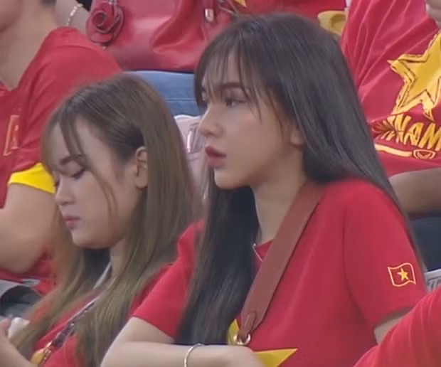 Ban gai cau thu Hoang Duc dep “than sau” tren bao Trung Quoc