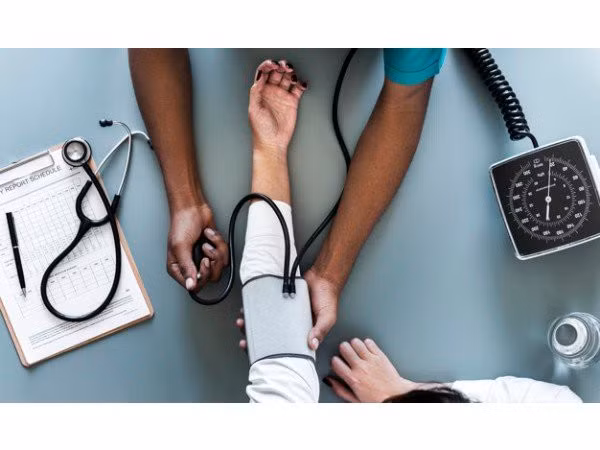  Điều hòa huyết áp: Khi bạn hiến máu, lượng máu trong cơ thể được cân bằng, nhờ đó giảm nguy cơ tăng huyết áp.