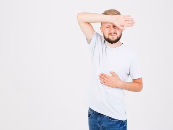  Tác dụng phụ: Việc hiến máu hoàn toàn an toàn đối với người trưởng thành có sức khỏe bình thường. Tuy nhiên, bạn có thể gặp phải một số tác dụng phụ như bầm tím, chảy máu, hoa mắt, váng đầu, buồn nôn, suy nhược trong vòng vài phút sau khi hiến máu. Nếu các triệu chứng này kéo dài, hãy đến gặp bác sĩ.