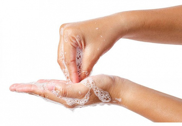 6. Dùng đầu ngón tay chụm lại và chà xoay vào giữa lòng bàn tay.