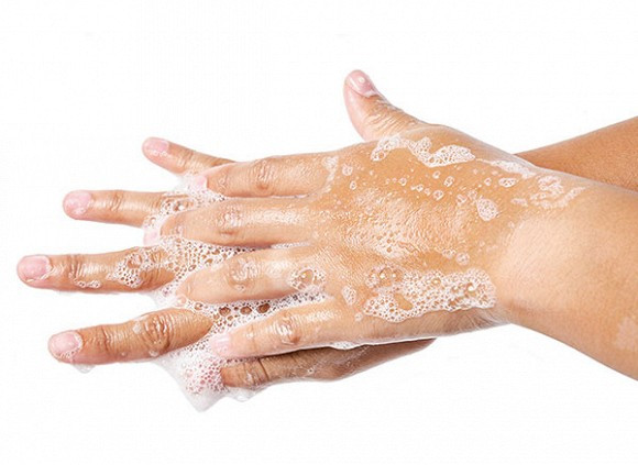 2. Dùng lòng bàn tay xoa xoa mu bàn tay và dưới ngón tay.