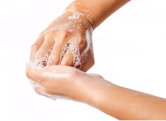 4. Dùng tay và dùng mu bàn tay xoa xoa bàn tay kia.