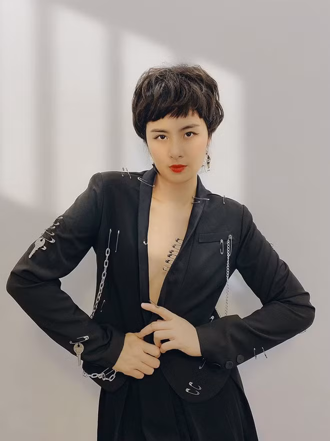 Hoa hau Ngoc Han de toc tem, mac tao bao gay bat ngo