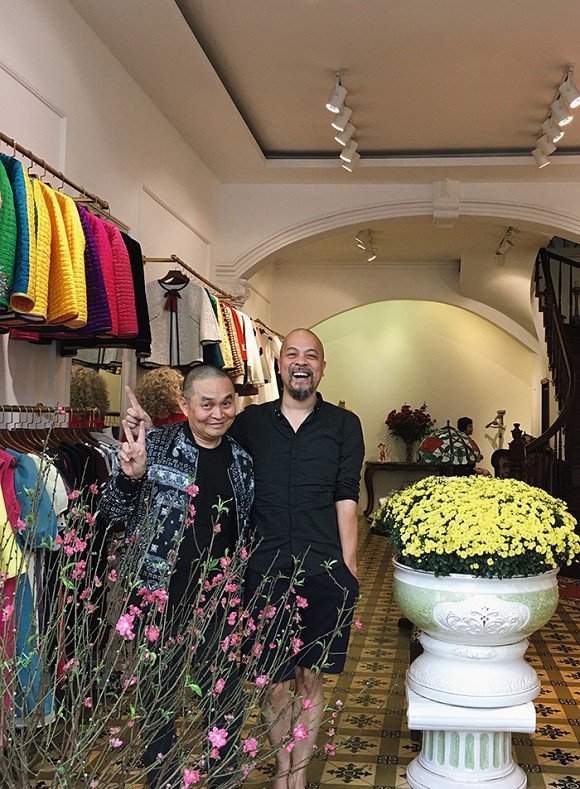 NSƯT Xuân Hinh ghé thăm showroom thời trang của NTK Đức Hùng.