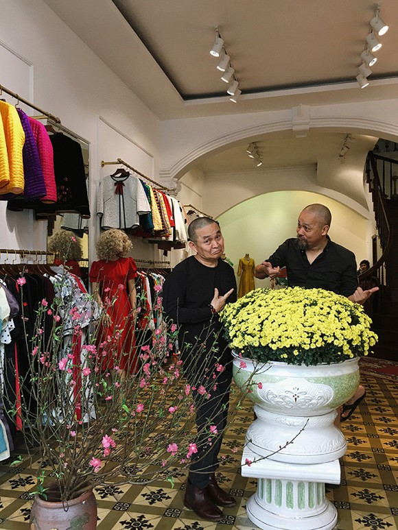 Bộ đôi tiếp tục có những hình ảnh nhí nhố, hóm hỉnh bên cành đào rực sỡ sắc xuân.