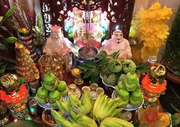 Một số lưu ý khác khi cắm hoa trên bàn thờ Thần tài – Thổ địa: Khi bài trí lọ hoa trên ban thờ Thần tài, gia chủ nên lưu ý những quy tắc nghiêm ngặt dưới đây để tránh phạm phải sai lầm: 