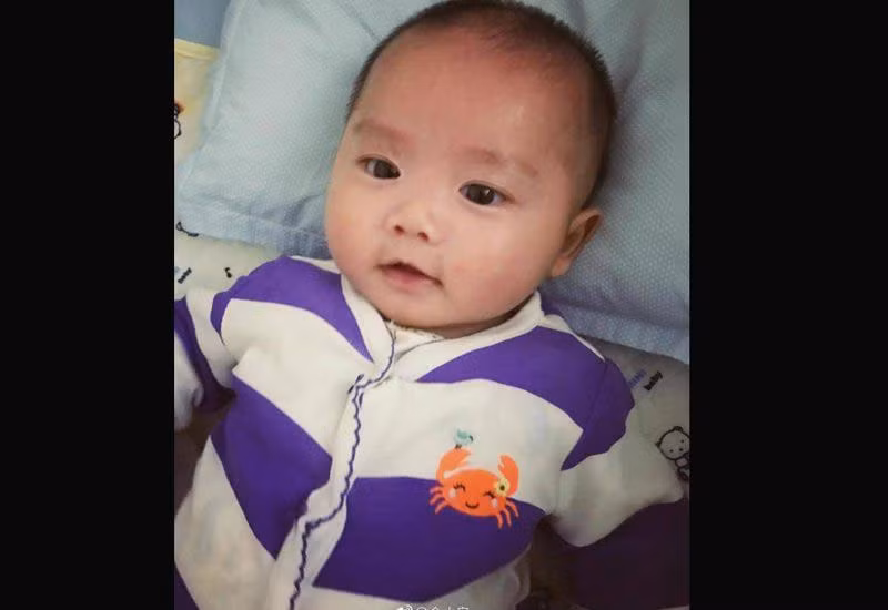 Được biết, những hình ảnh đầu tiên về bé sơ sinh không được khen ngợi nhiều lắm. Bé có đôi mắt nhỏ và không giống bố mẹ hiện tại. Tuy nhiên những hình ảnh mới nhất cho thấy bé đã khác xa so với ngày nhỏ. Càng lớn càng bụ bẫm, gương mặt tròn trịa, dễ thương với đôi mắt to. Bức ảnh chia sẻ trên webio của cô nàng khiến ai cũng phải ngạc nhiên về sự "lột xác" ngoạn mục này.