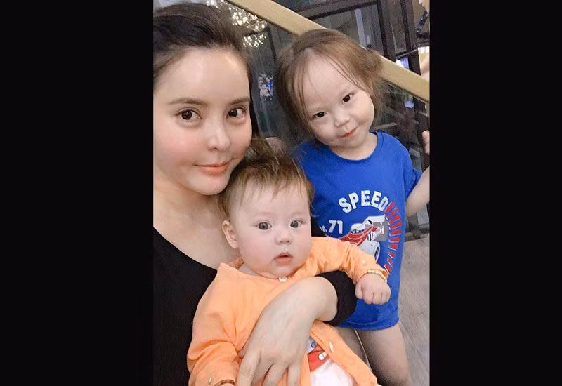 Thật bất ngờ, mặc dù Vân Tokyo sửa sang mặt mũi khá nhiều nhưng hai nhóc tỳ nhà cô lại có gương mặt xinh xắn, nhiều người tưởng lai Tây. Cô tiết lộ, cả hai con gái đều rất giống bố.