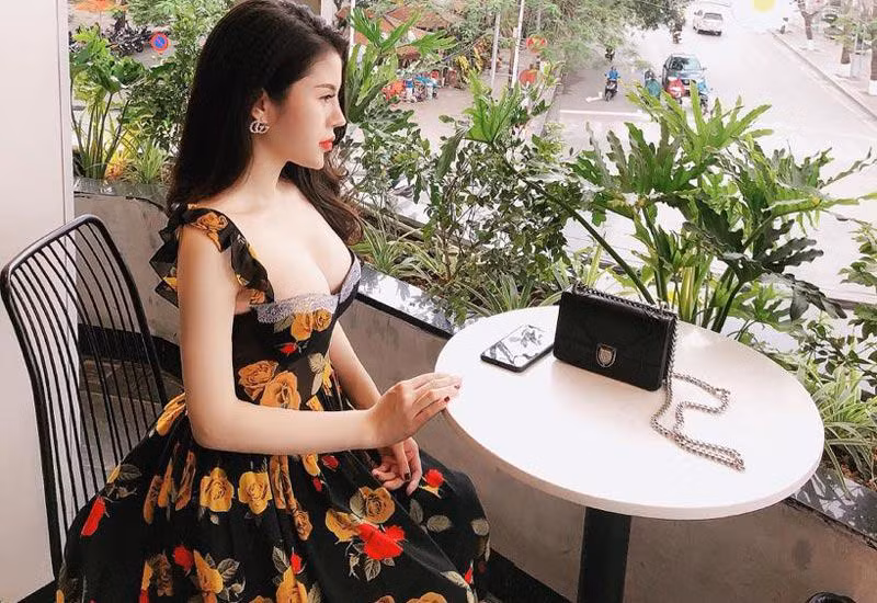 Hiện tại, dù đang mang bầu và con chăm con nhưng vóc dáng của cô vẫn rất thon gọn khiến nhiều người lầm tưởng chưa chồng chưa con.