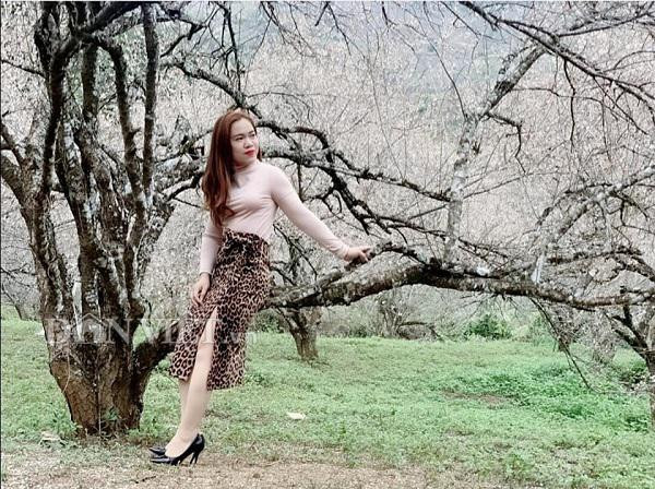 Trao đổi với Dân Việt, chị Lê Nguyễn Thủy Anh, du khách đến từ Hải Dương, cho biết: Tôi thấy trên các trang mạng xã hội thường đăng tải về hoa mận ở thung lũng Nà Ka. Hôm nay, tôi mới có dịp cùng gia đình đến chiêm ngưỡng, tôi thấy rất ấn tượng trước không gian hoa mận khoe sắc trắng xóa, đúng là một vẻ đẹp kiêu sa".