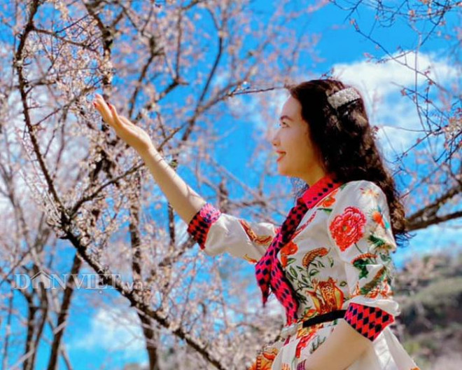 Đi sâu vào bên trong thung lũng mận, du khách sẽ được thỏa sức hít thở bầu không khí trong lành và cảm nhận được hương thơm từ những chùm hoa.