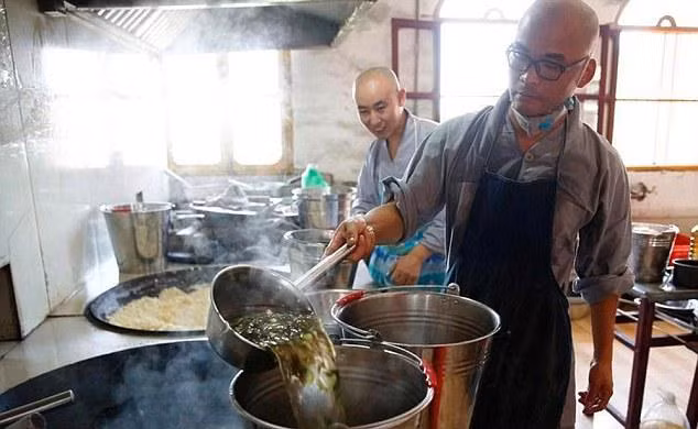 Chan dung trieu phu bo gia san khong lo di tu, gia dinh tu mat-Hinh-2