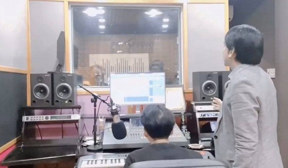 Con gai thu cua Kim Tu Long khien dan mang tram tro ve nhan sac-Hinh-2