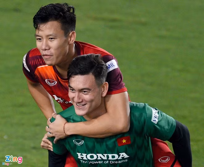 Người đồng đội của trung vệ thép là thủ thành Đặng Văn Lâm cũng chúc mừng anh trong ngày vui. "Chúc mừng sinh nhật captain (đội trưởng - PV) của tôi", "Gấu Nga" nhắn nhủ. Văn Lâm - Quế Ngọc Hải vốn nổi tiếng là đôi bạn thân thiết trong tuyển Việt Nam. Dù Lâm "Tây" đang thi đấu tại Thái Lan, cả hai vẫn giữ liên lạc và thường xuyên tương tác với nhau trên mạng xã hội.