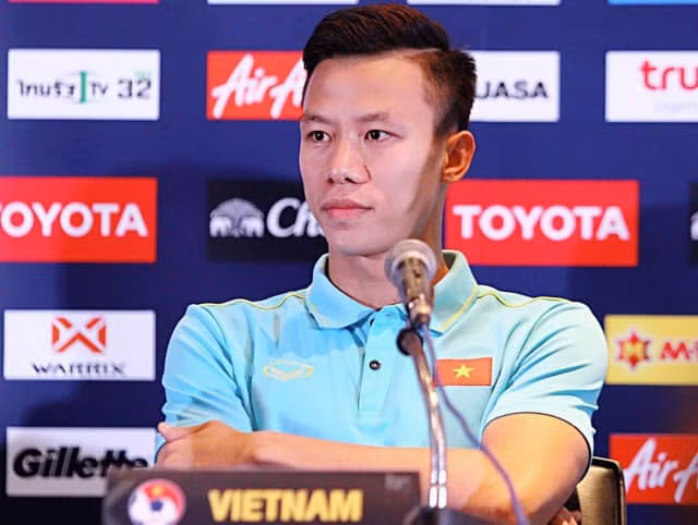 Ngày 15/5, trung vệ Quế Ngọc Hải mừng sinh nhật tuổi 27. Làm tròn vai trò đội trưởng tuyển quốc gia, cầu thủ sinh năm 1993 luôn nhận được sự yêu mến của đông đảo người yêu bóng đá. Trong ngày sinh nhật của mình, trung vệ người Nghệ An nhận nhiều lời chúc ý nghĩa từ người thân, bạn bè và anh em cùng đội bóng.