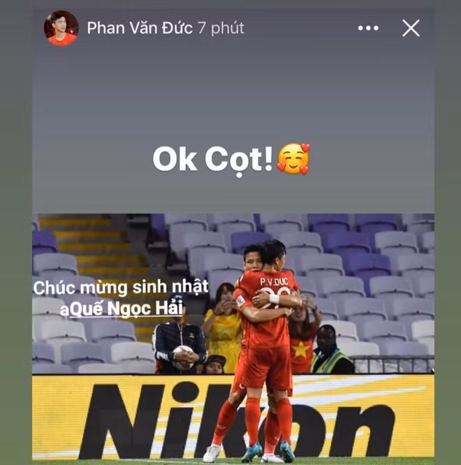 Tại story trang cá nhân, Quế Ngọc Hải chia sẻ lại bài đăng chúc mừng sinh nhật của Phan Văn Đức và cảm ơn đàn em. Văn Đức - Quế Ngọc Hải khá thân khi là đồng hương, có thời gian cùng thi đấu cho đội bóng Sông Lam Nghệ An.
