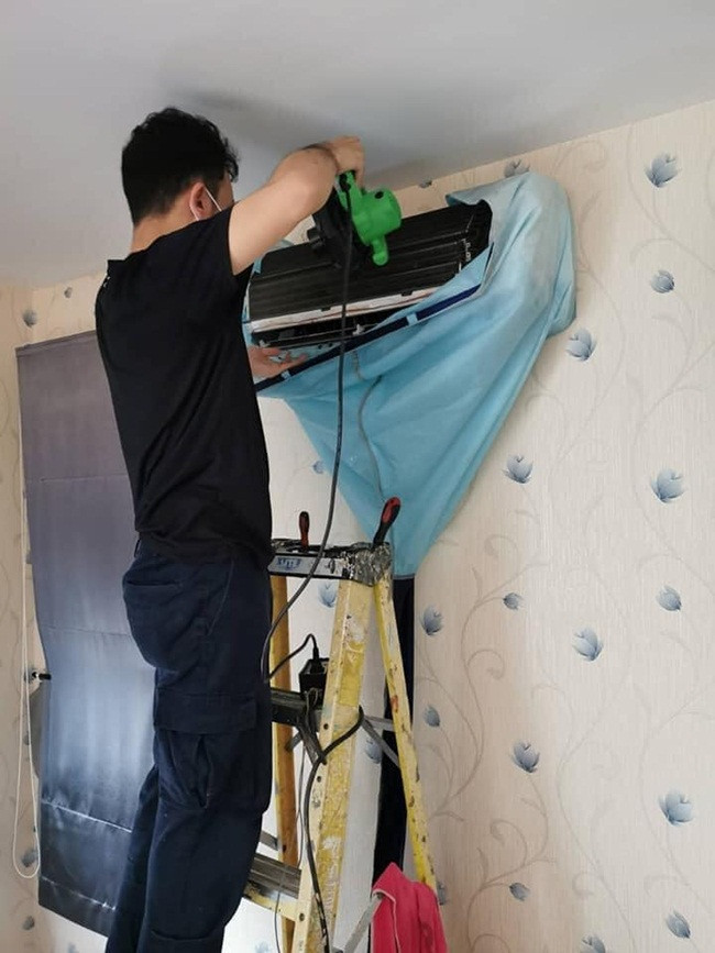 Số tiền này giúp anh đủ nuôi sống cả gia đình và đây cũng là mức lương cao. Công việc của người đàn ông này là kỹ sư bảo dưỡng máy bay.