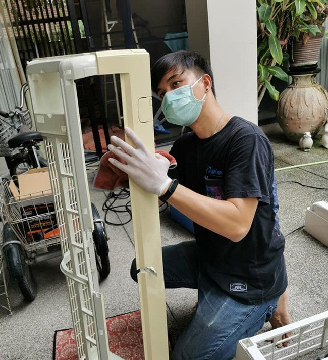 Trong khi phải dừng công việc, Chutiphong vẫn phải đối mặt với các chi phí của cuộc sống, điều này khiến anh cảm thấy căng thẳng.