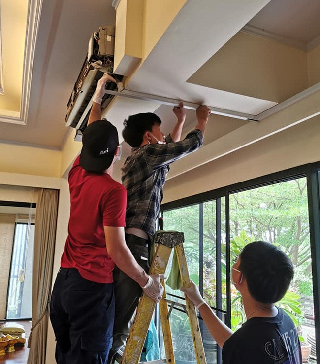 Anh Chutiphong đã nói chuyện với một người bạn và bắt đầu điều hành dịch vụ vệ sinh điều hòa.