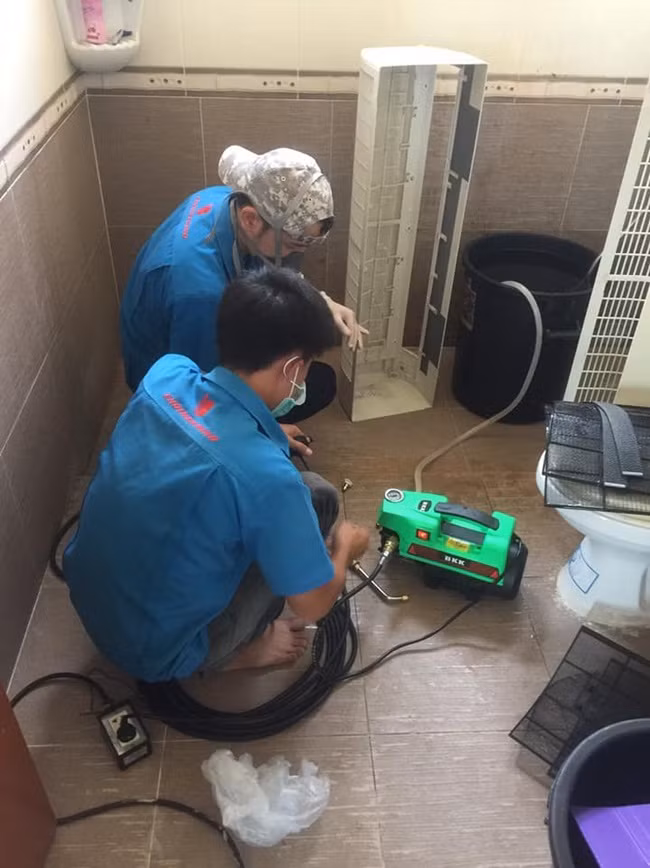 Anh và bạn bắt đầu công việc vệ sinh điều hòa hơn 1 tuần nay. Mỗi ngày, họ vệ sinh được khoảng 6 điều hòa.