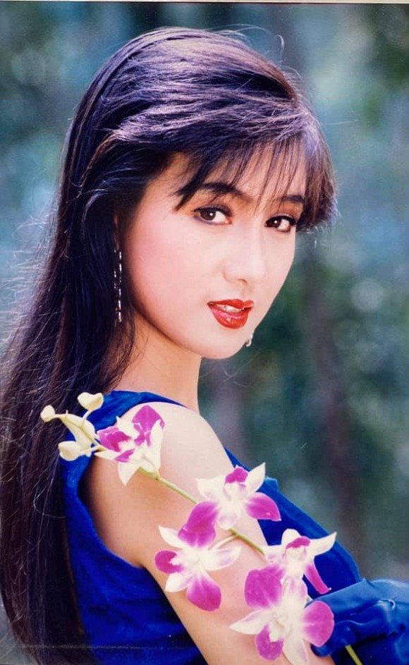 Nhiều cư dân mạng cũng khen ngợi "nữ hoàng ảnh lịch" Hiền Mai: "Em ngắm đi ngắm lại ảnh của chị, nét đẹp tự nhiên hoàn hảo! Gương mặt điện ảnh, làm lịm tim bao nhiêu chàng trai, cô gái", "Idol của em đẹp mãi", "mỹ nhân chị ơi", "thời đó ngất ngây bao nhiêu chàng", "Hồi đó xinh lung linh"...