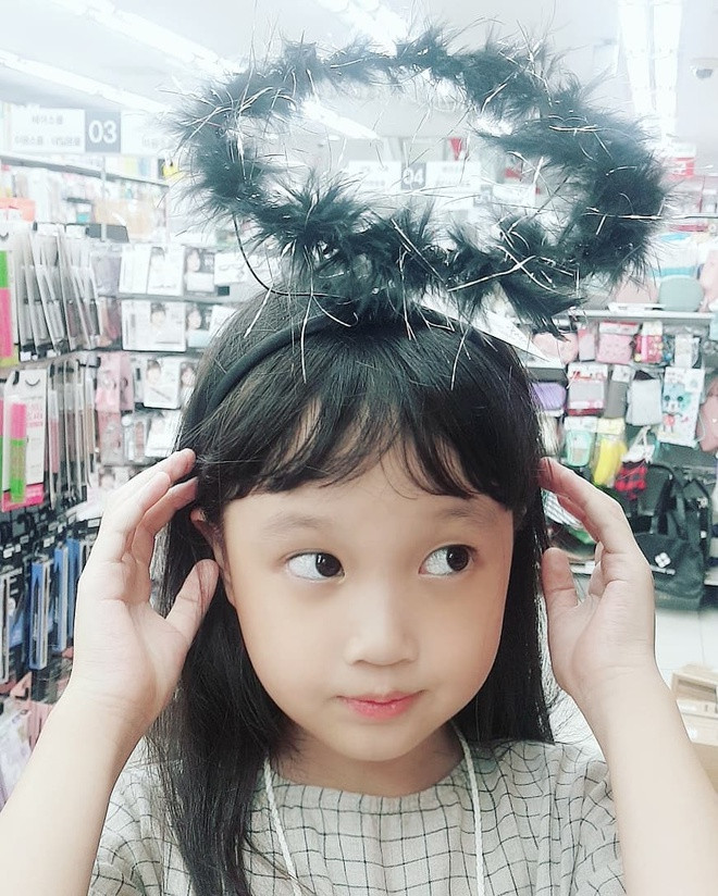 Dù ngoại hình có nhiều nét thay đổi, "thực thần" Jin Joo ngày nào được dân mạng nhận xét vẫn giữ nét đáng yêu khi có đôi má phính và kiểu tóc mái ngang không đổi sau nhiều năm.