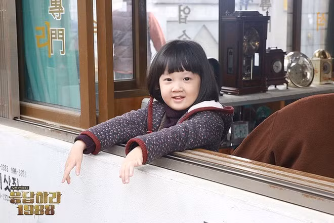 Reply 1988, bộ phim truyền hình Hàn Quốc khởi chiếu năm 2015, đang gây sốt trở lại trong mùa dịch Covid-19. Bên cạnh sự thành công của các diễn viên như Park Bo-gum, Hyeri, Ryu Jun-yeol, sao nhí Kim Seol (thủ vai Jin Joo) là cái tên giành được nhiều tình cảm yêu mến của khán giả sau bộ phim này.