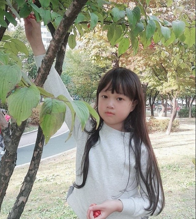 Trên mạng xã hội, cha mẹ Kim Seol từng chia sẻ con gái vẫn giữ mối quan hệ thân thiết với dàn diễn viên của Reply 1988 như Park Bo Gum, Ko Kyeong-pyo, Kim Sun Young...