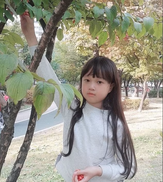 Trên mạng xã hội, cha mẹ Kim Seol từng chia sẻ con gái vẫn giữ mối quan hệ thân thiết với dàn diễn viên của Reply 1988 như Park Bo Gum, Ko Kyeong-pyo, Kim Sun Young...