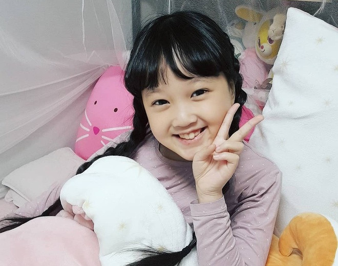 Kim Seol nay sở hữu mái tóc dài quá lưng và ngày càng ra dáng thiếu nữ. Cô bé 10 tuổi hiện sở hữu trang Instagram với hơn 94.000 lượt theo dõi.