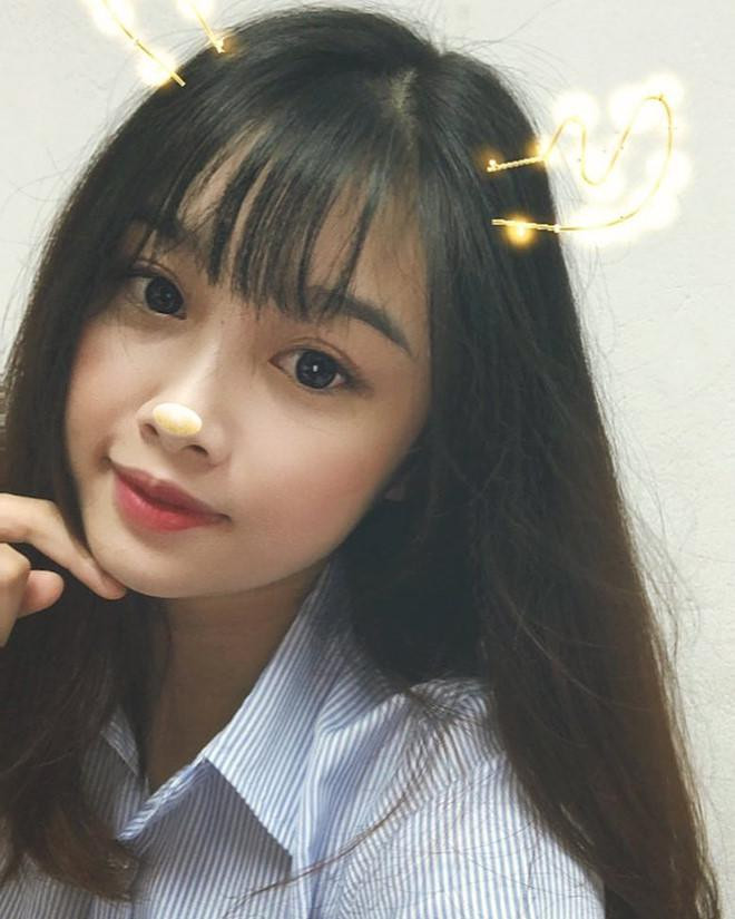 Bạn gái Văn Toàn sở hữu nhan sắc ngọt ngào, xinh đẹp với nụ cười tươi tắn.