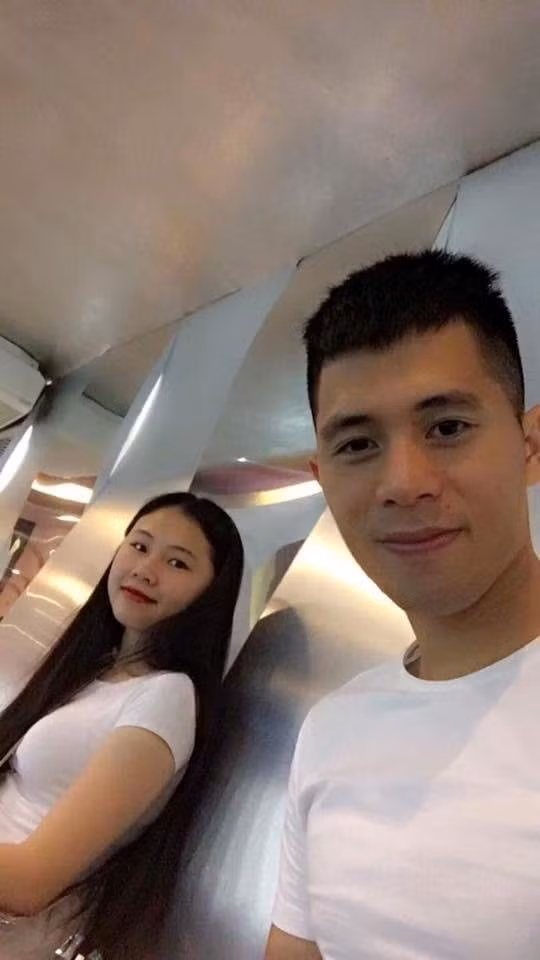  Nàng WAG này thường xuyên tới sân cổ vũ anh và luôn dành cho người yêu sự quan tâm chân thành. Hay vào tháng 6 năm ngoái, khi Đình Trọng trở về từ Singapore sau ca phẫu thuật dây chằng, 9X Điện Biên cũng cùng mẹ anh có mặt từ sớm ở sân bay để đón bạn trai.