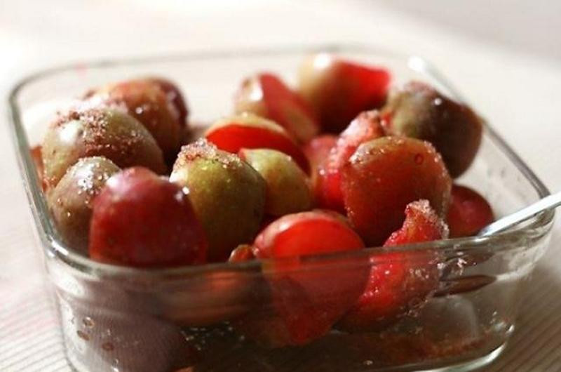 Người bị bệnh liên quan đến thận nên hỏi bác sĩ khi ăn mận. Thông thường, bác sĩ sẽ không cấm bạn ăn mận, nhưng nếu bạn có xu hướng phát triển sỏi thận, hoặc tiền sử gia đình có người bị bệnh này thì tốt nhất không nên ăn với số lượng lớn.