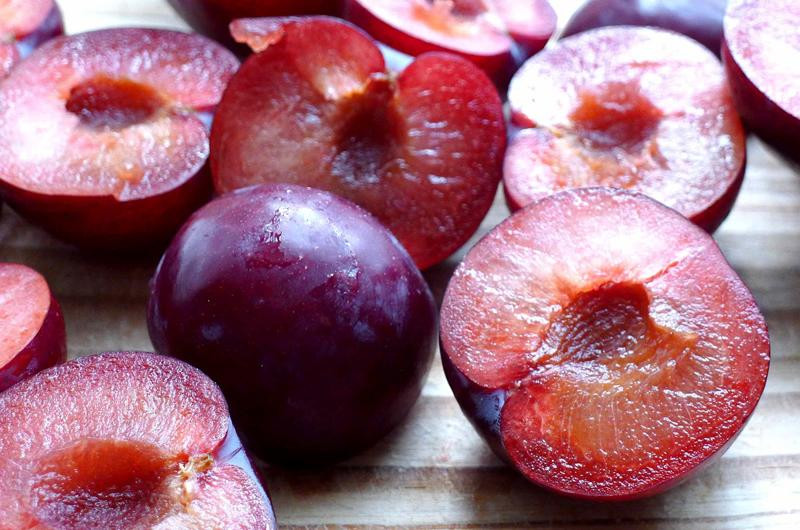 Đông y cũng khẳng định, mận có tính nóng, vị chua ngọt nên khi ăn quá nhiều mận có thể gây ra hiện tượng nóng trong, sinh nhiệt và gây nên mụn nhọt trong cơ thể.