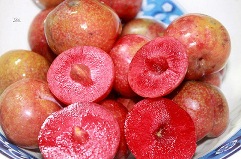 Mặc dù có chứa nhiều chất dinh dưỡng, mận có thể ảnh hưởng đến tác dụng của một số loại thuốc nếu ăn nhiều. Do tác dụng giảm lượng đường trong máu của mận, người vừa trải qua phẫu thuật không nên ăn mận.