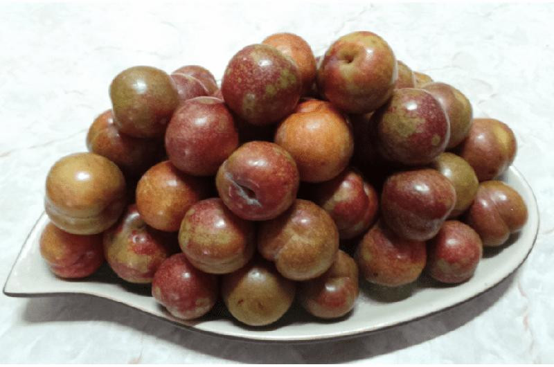 Không nên ăn mận khi đói vì mận có tính axit cao, có thể gây ảnh hưởng đến dạ dày. Nên ngâm mận trong nước muối loãng từ 15-20 phút trước khi ăn để đảm bảo an toàn và không nên ăn quá 10 quả trong một ngày.