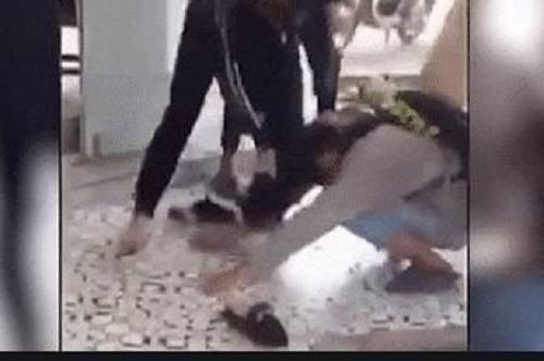 Xon xao clip nu sinh bi ban danh lien tiep vao dau