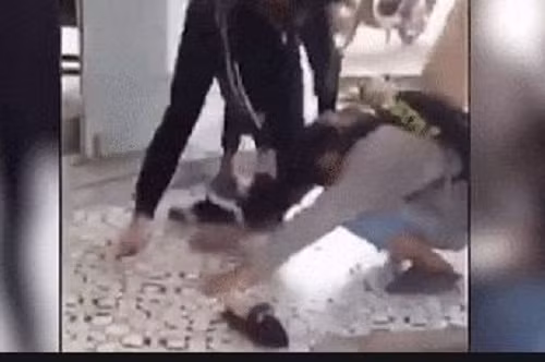 Xon xao clip nu sinh bi ban danh lien tiep vao dau