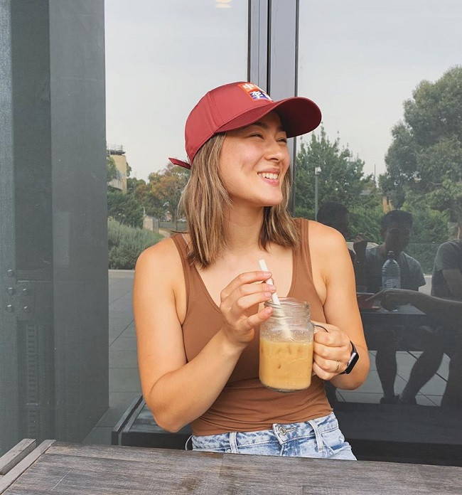 Somerville có nụ cười duyên với má lúm đồng tiền hút hồn người đối diện. Vẻ đẹp mộc mạc của Somerville giúp cô tỏa sáng dù không trang điểm hay ăn mặc cầu kỳ.